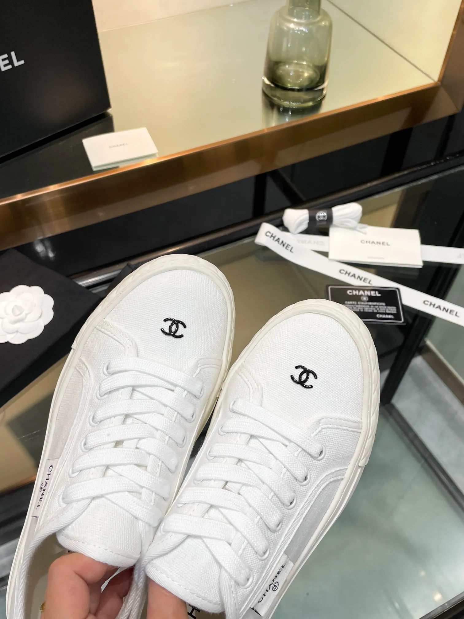 👟👟Ex-factory price 400👟👟 Chanel 2024SF Chanel The latest and currently super popular biscuit shoes, the Internet celebrity Xiaohongshu is crazy about it. It is on sale with a cute and cute style with a bit of retro flavor! The shape is special, very recognizable, slimming and long legs, absolutely powerful, very comfortable to wear, good-looking, comfortable, and height-increasing. I must recommend it to everyone. The main feature of this year's series, minimalist style, fabric: original customized canvas, feet: sheepskin. Number of yards: 35-39 (custom order of 40 pieces is non-refundable)